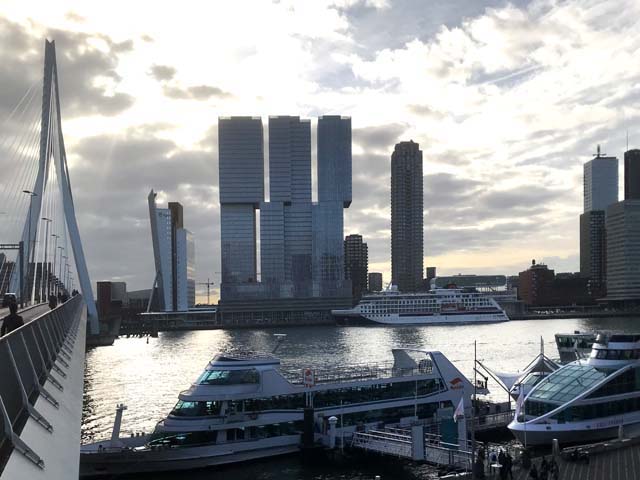 Cruiseschip ms Hanseatic Spirit van Hapag-Lloyd Cruises aan de Cruise Terminal Rotterdam